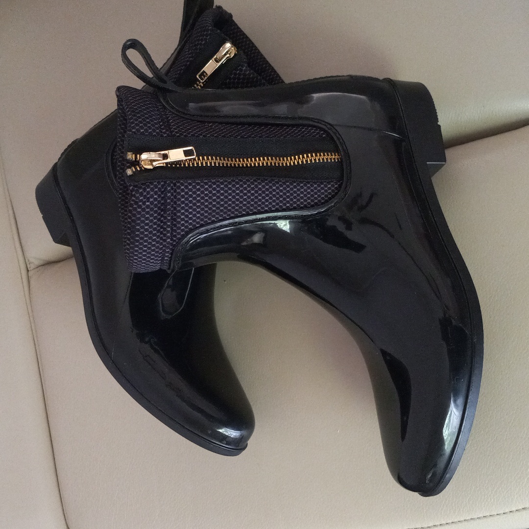 Nine West Cooscoos Black Ankle Rain Booties With Gold Side Zip Sz 9
